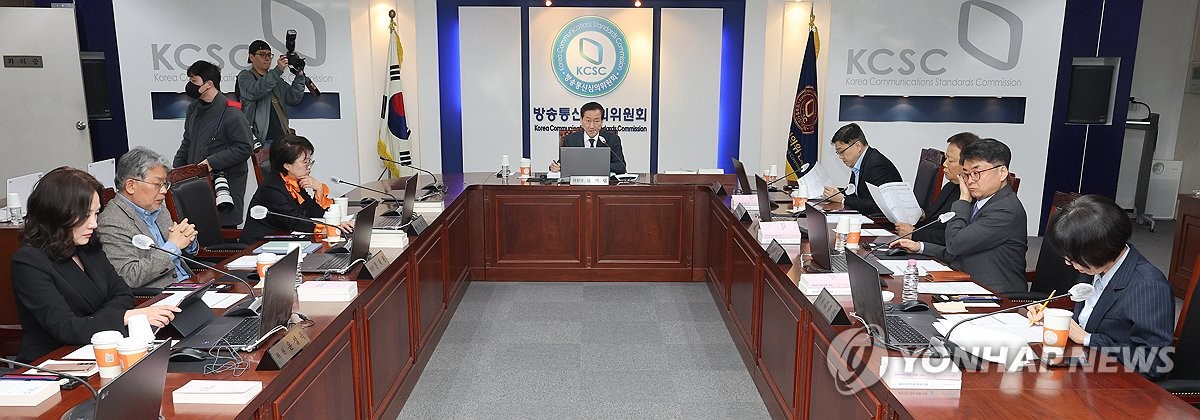 野위원들 복귀한 방심위 설전…MBC '바이든' 보도 과징금 확정