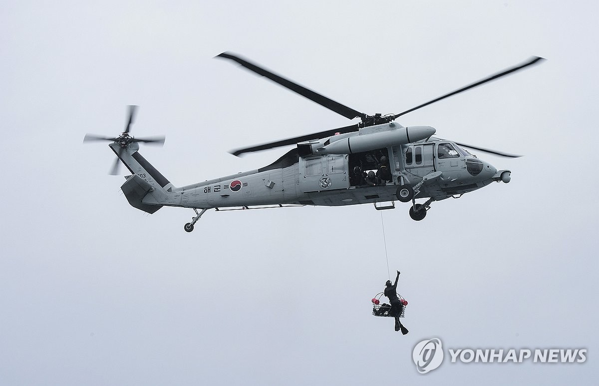 "어디든 두렵지 않다" 해군 동해상에서 항공 구조훈련 실시