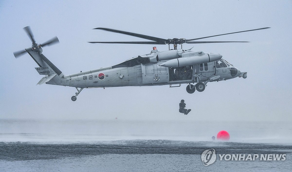 "어디든 두렵지 않다" 해군 동해상에서 항공 구조훈련 실시