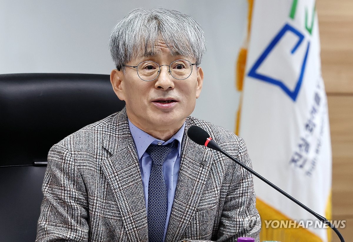 "김광동 진실화해위원장이 권한없이 재조사 지시" 시민단체 고발