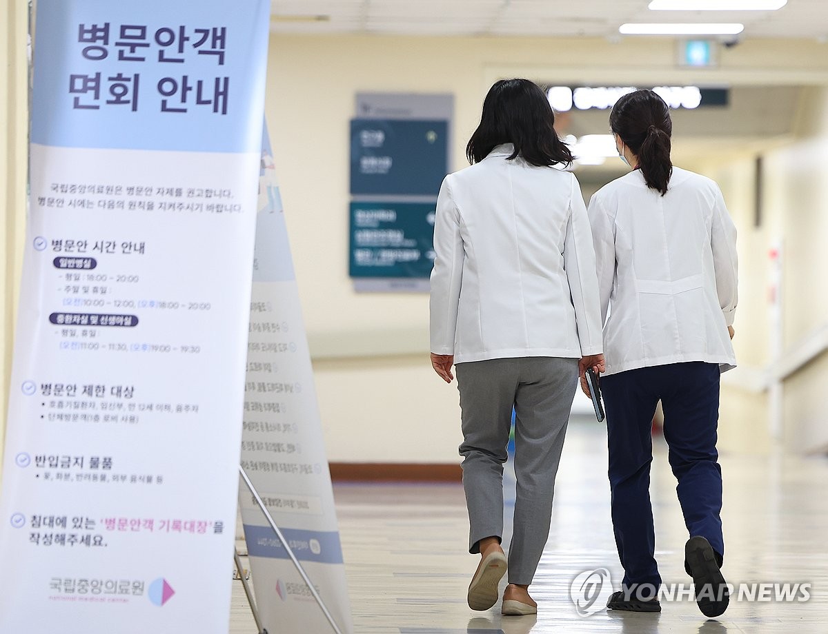 교수들 집단행동 '경고'에 우려 확산…전공의들은 '요지부동'