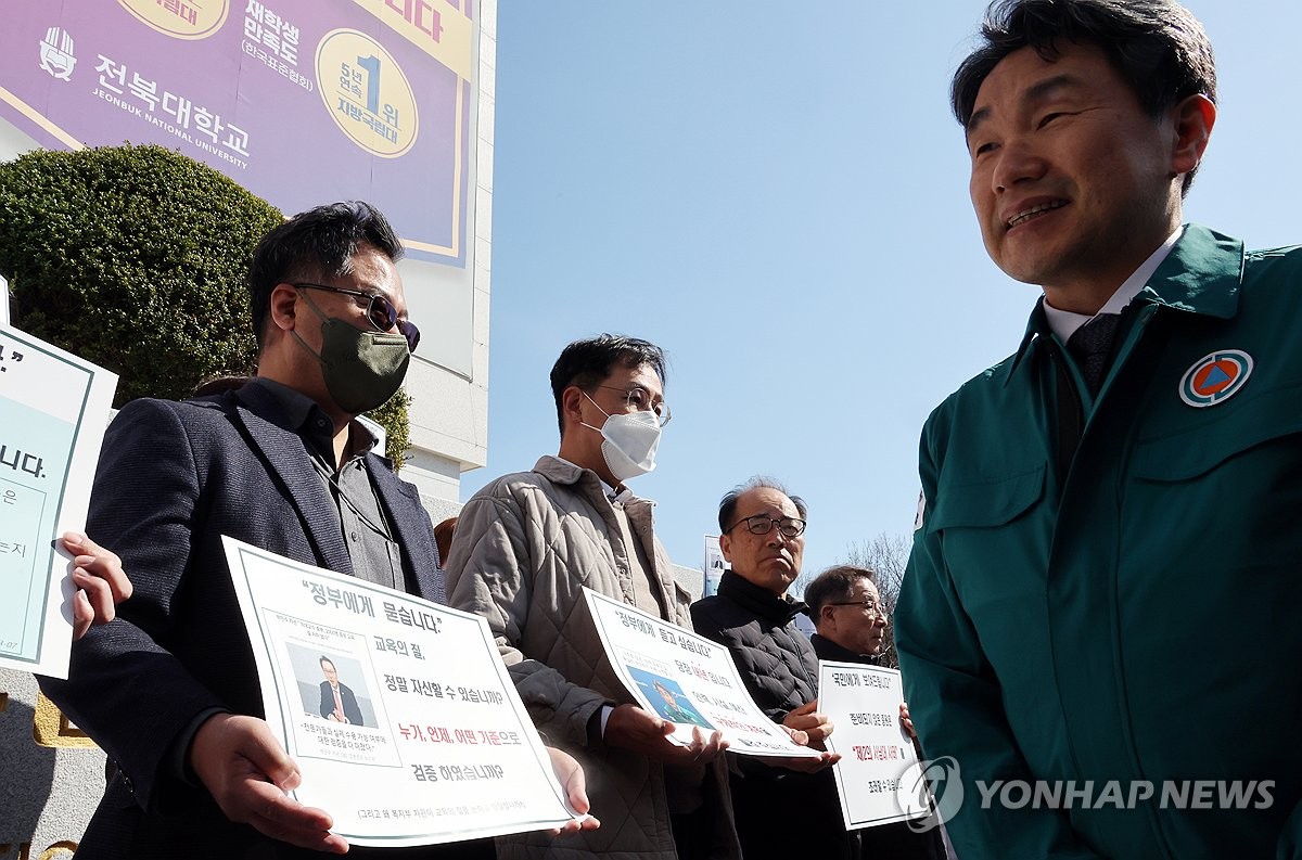 이주호 "의대 수업 조속히 재개해야…집단 휴학 허가 안 돼"(종합)