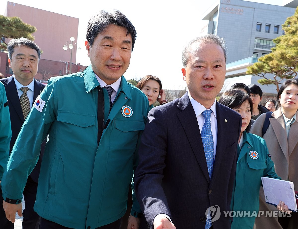 양오봉 전북대총장 "집무실 의대 본관으로"…교수들 "저의 의심"