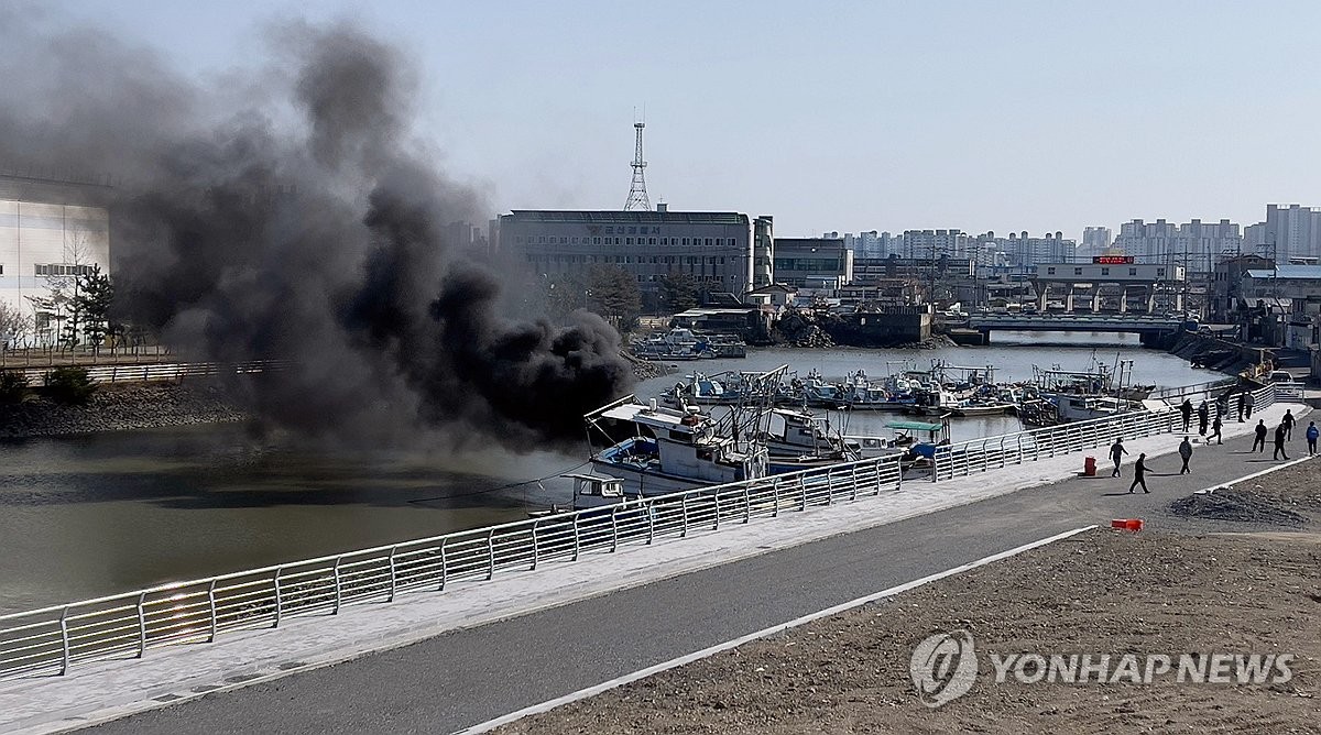 전북 군산서 정박 중인 어선에 불…인명피해 없어