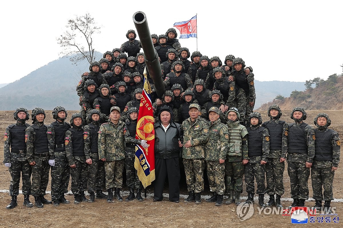 신형탱크 몬 김정은 "세계제일 위력…타격·기동력 매우 우수"(종합)