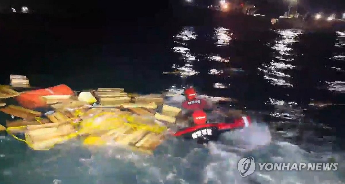 해수부 장관, 통영 어선사고 수습·구조 현장 점검