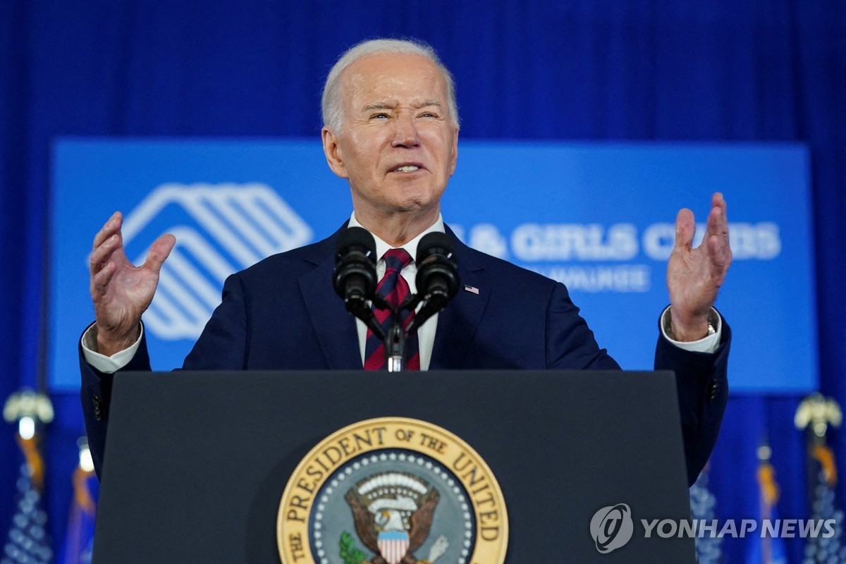 바이든, 보수아성 찾아 "형편 나아졌나" 트럼프식 공세 되치기