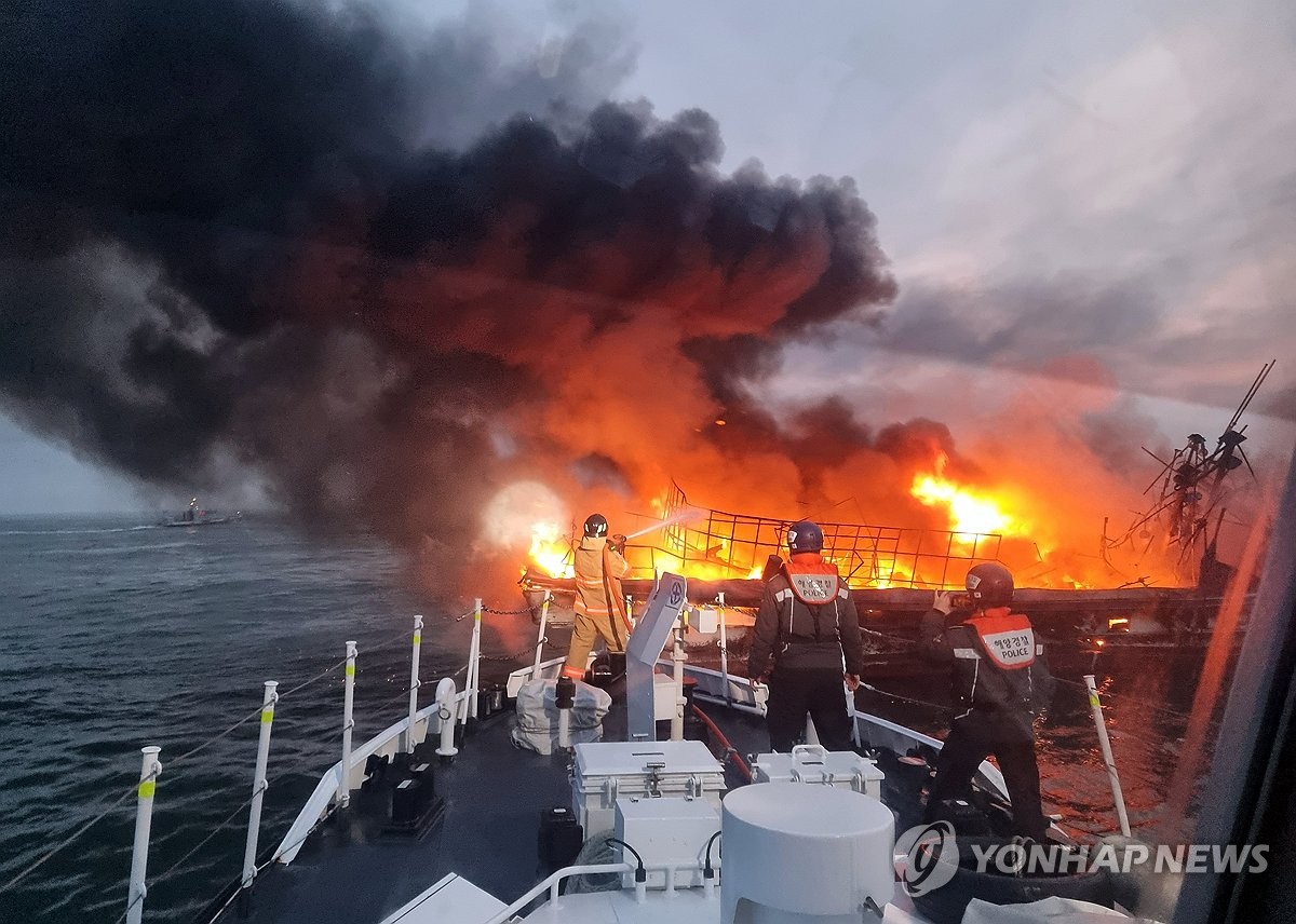 전북 부안 인근 해상서 어선 화재…선원 3명 모두 구조