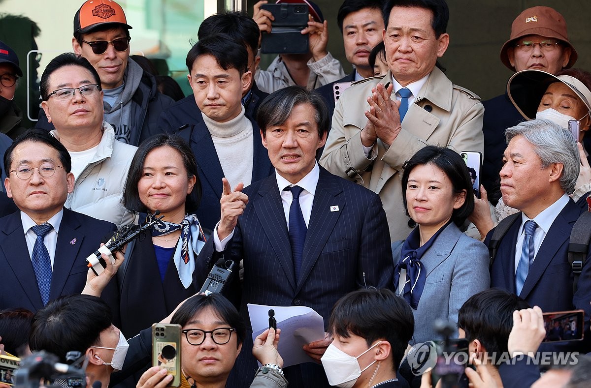 조국 "제 딸 일기장·카드 압수수색한 것만큼 한동훈 딸에게도 하라"