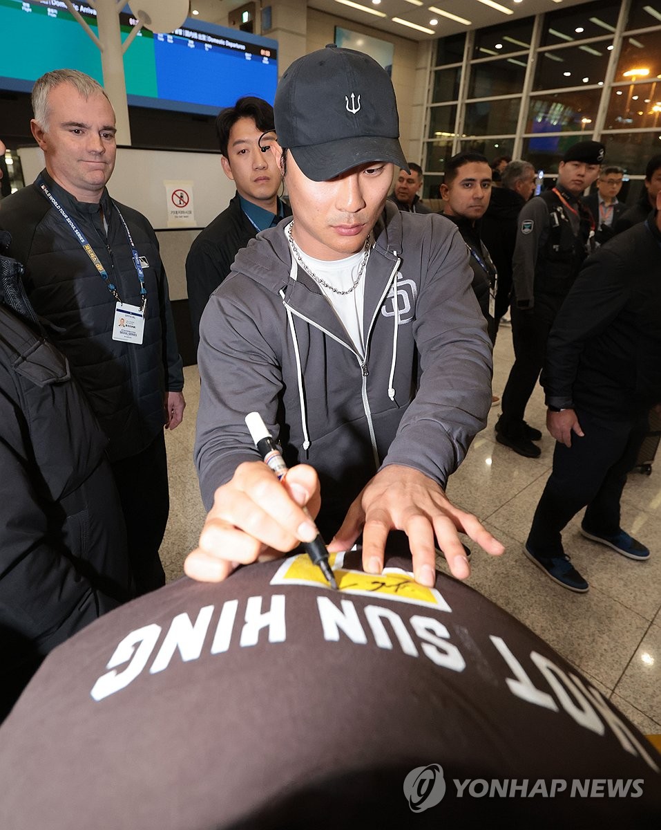 다시 밟은 고척 잔디…김하성 "한국에서 첫 MLB 경기 출전 영광"