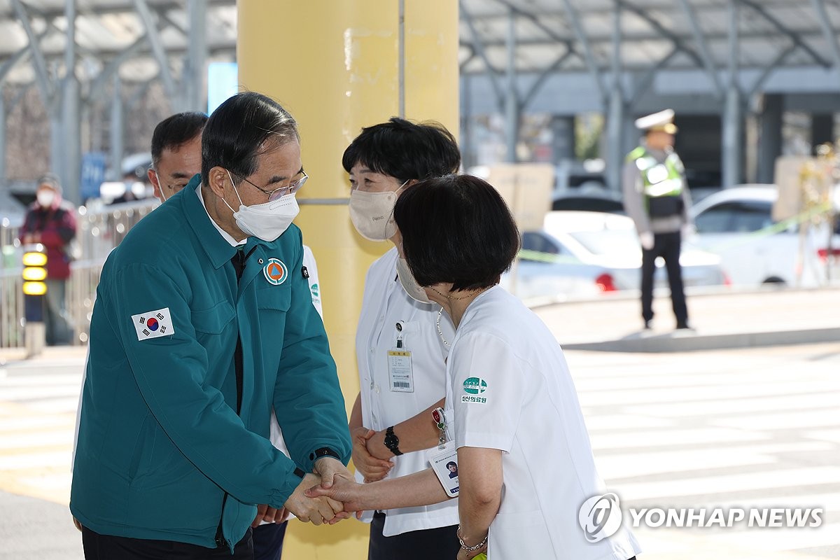 한총리 "의대 2천명 증원은 최소치…적당히 타협하면 국민 피해"