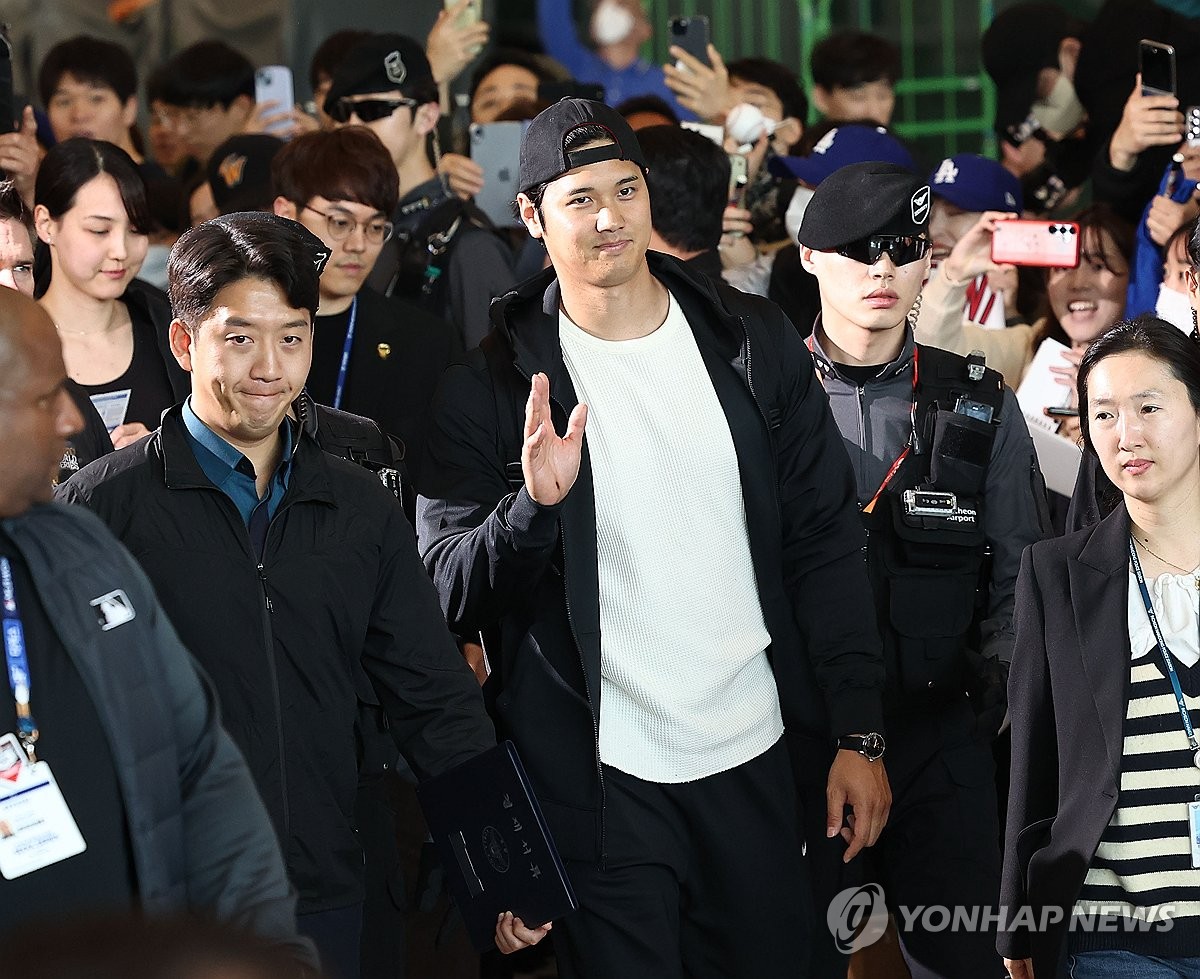 "무교인데 응답받은 느낌"…오타니 등장에 인천공항 '후끈'