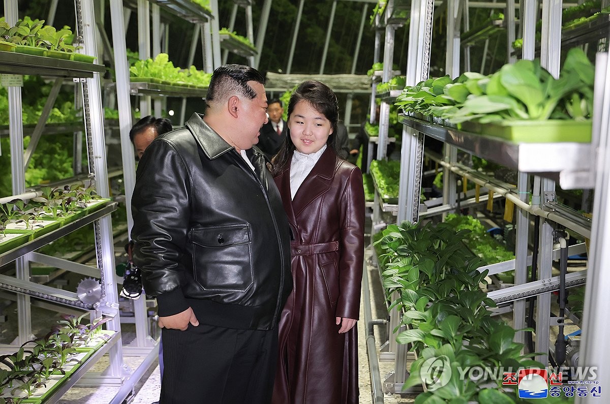 김정은, 민생·안보 '딸과 함께'…온실농장·공수부대훈련 시찰(종합)