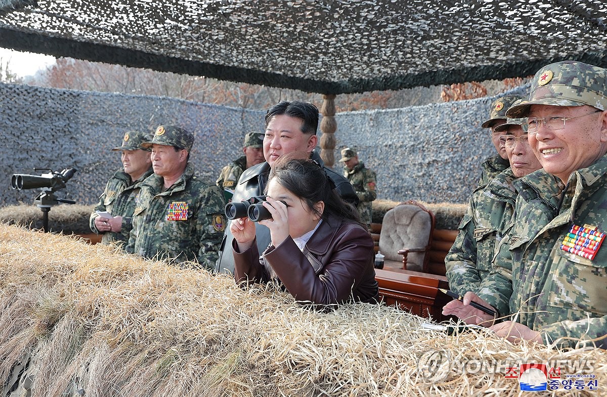 김정은, 민생·안보 '딸과 함께'…온실농장·공수부대훈련 시찰(종합)