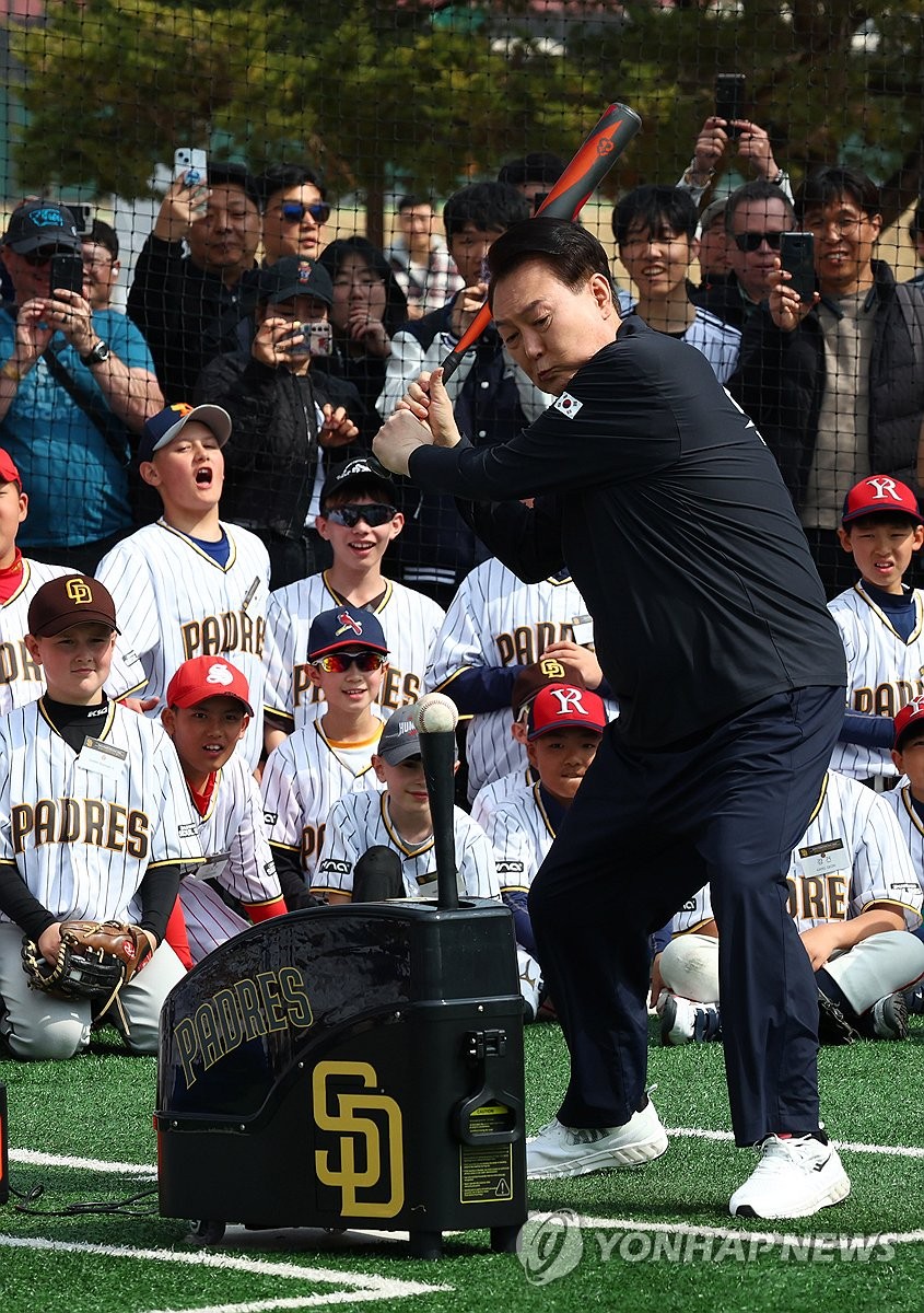 尹, 메이저리거들과 '야구 꿈나무' 격려…김하성에 "너무 잘해"(종합)