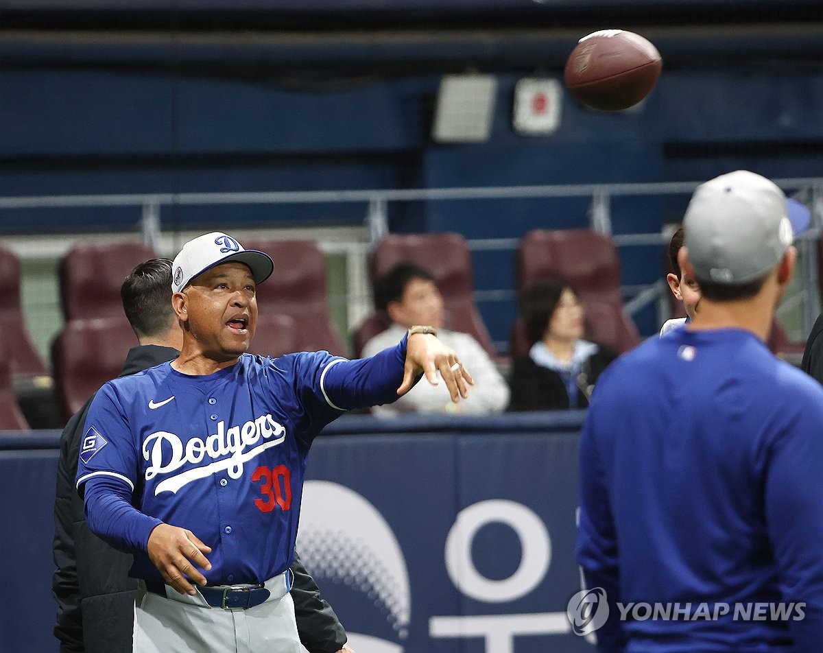 오타니, 아내 질문에도 웃음꽃…축제 같았던 MLB 첫 공개훈련