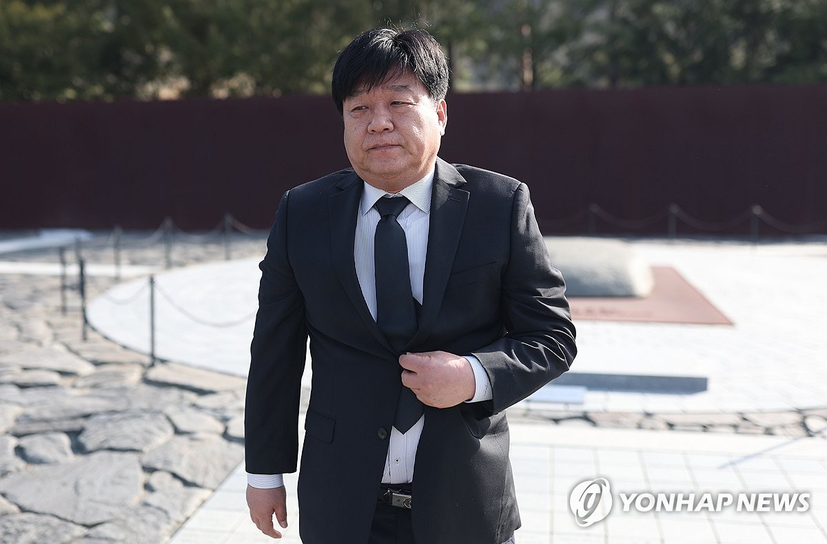 與 "민주당, '노무현 정신'보다 '이재명 눈치' 우선"