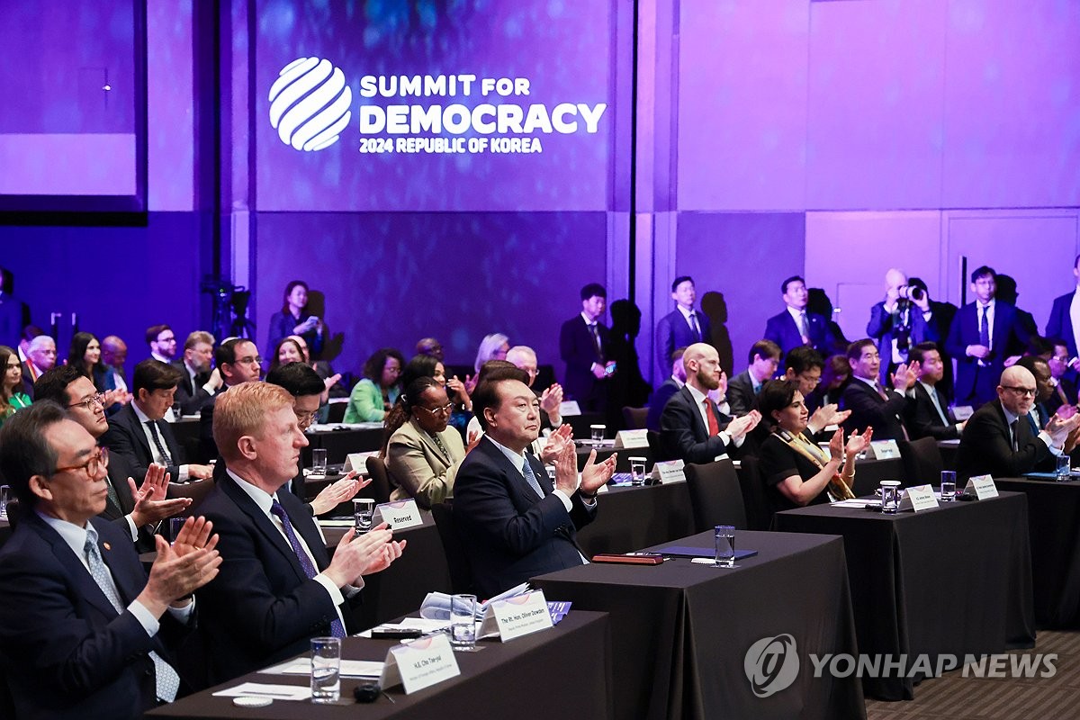 "전세계 민주주의 공격 직면 속 韓, 세계적 민주주의 리더 부상"