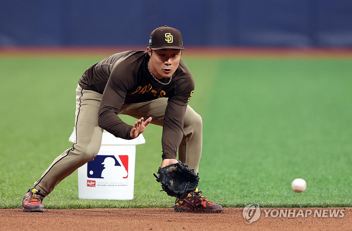 '양쪽 더그아웃 오가는' 김하성 "한국 팬들 응원에 뭉클"