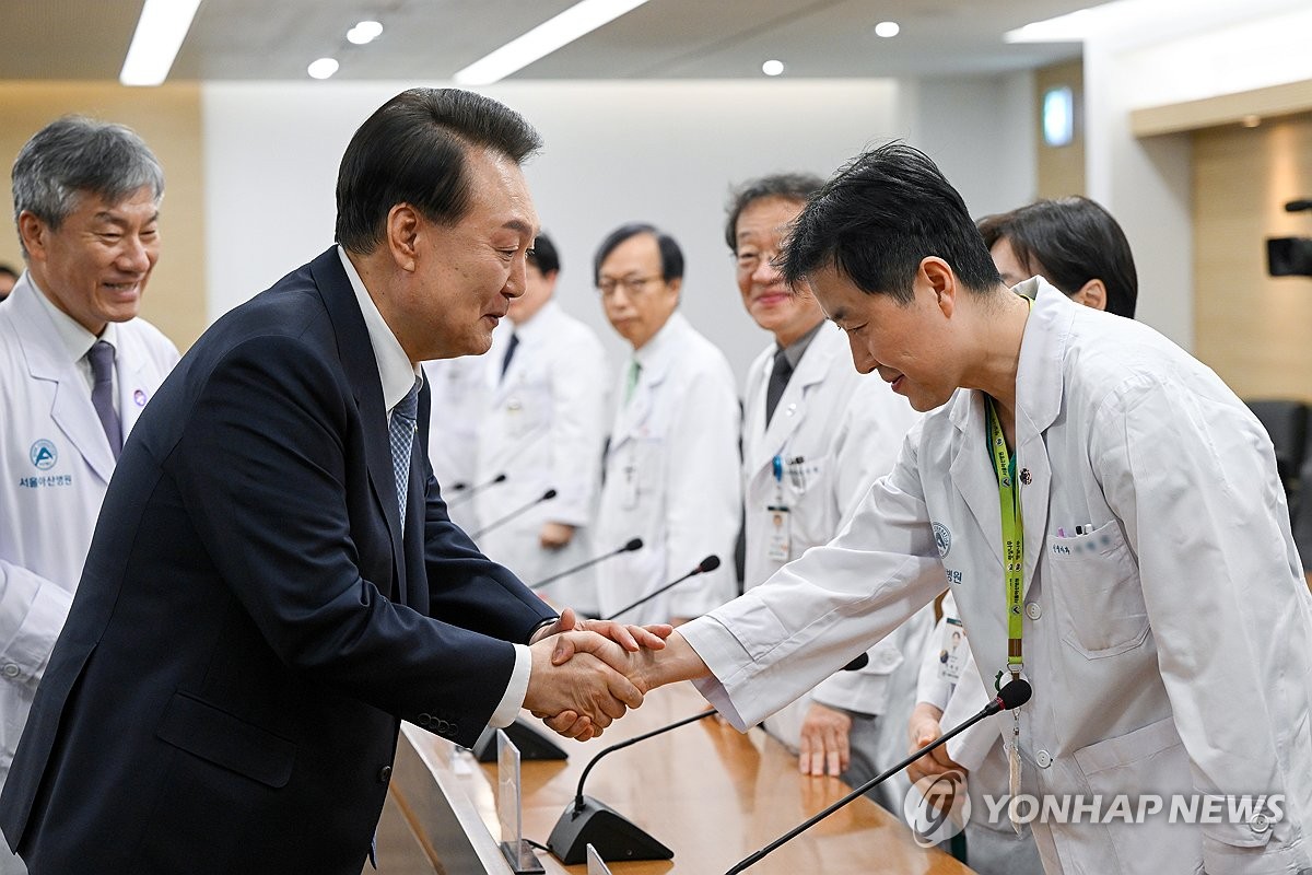 의사들 만난 尹 "정부 믿고 대화 나와 달라…의료질 저하 없을것"