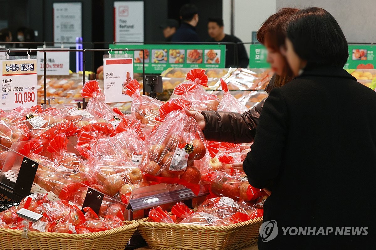 정부·유통가 할인지원에 과일값 제동…사과·배 소매가 '하락'(종합)