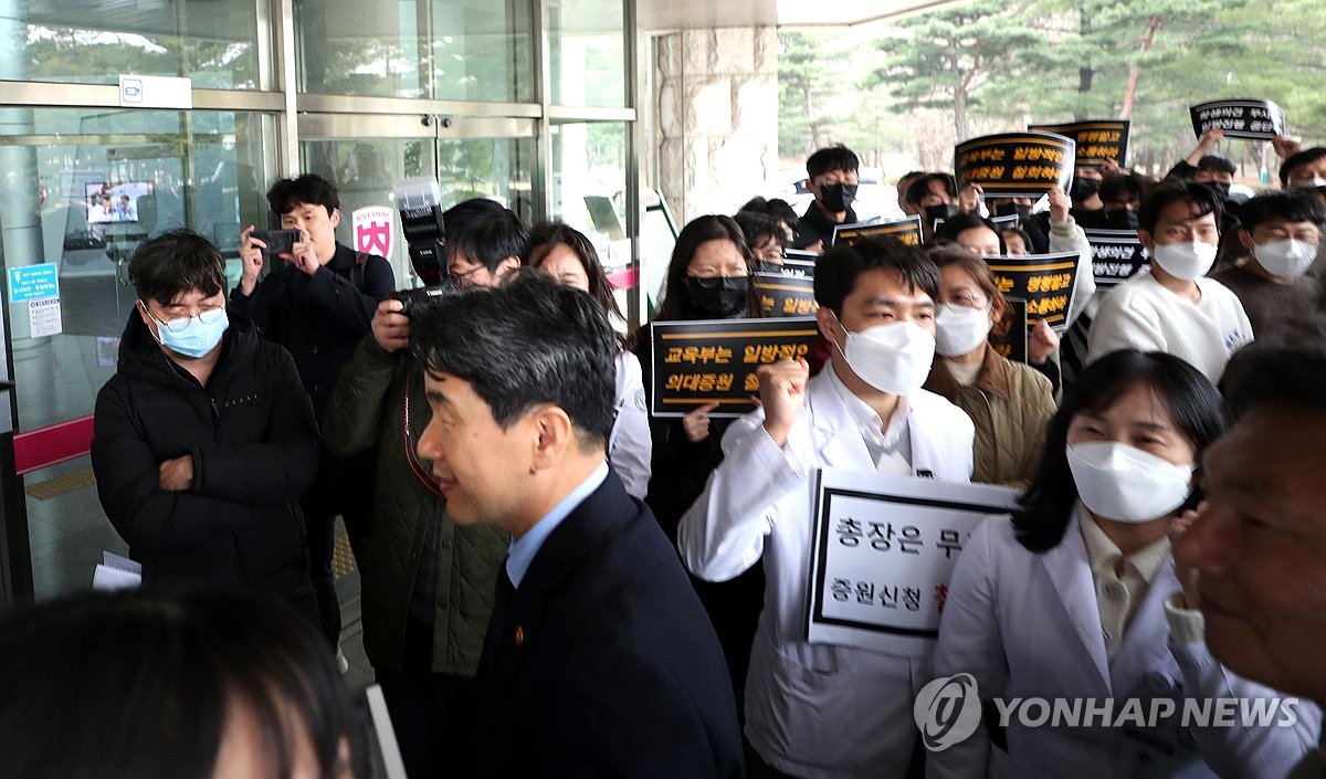 이주호 "의대생 수업 거부 한달…대학 전체가 학생 설득해야"(종합)