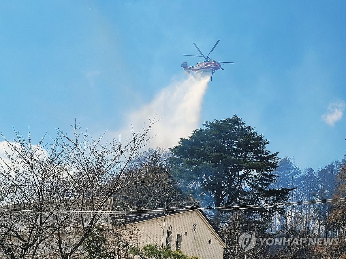 쓰레기 태우다 광주 도심 야산에 불…주민 대피 안내(종합)