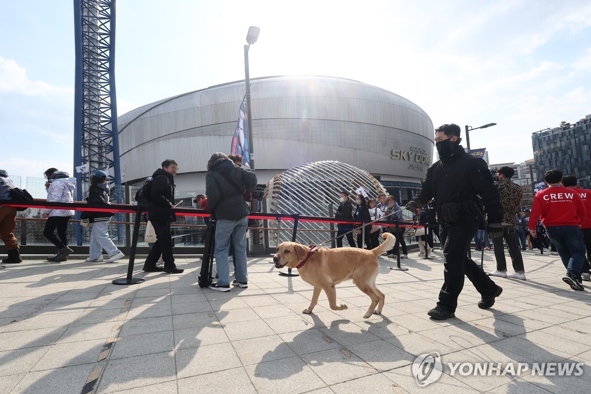 MLB 개막전 열리는 고척돔, '테러 협박' 여파로 삼엄한 경비(종합)