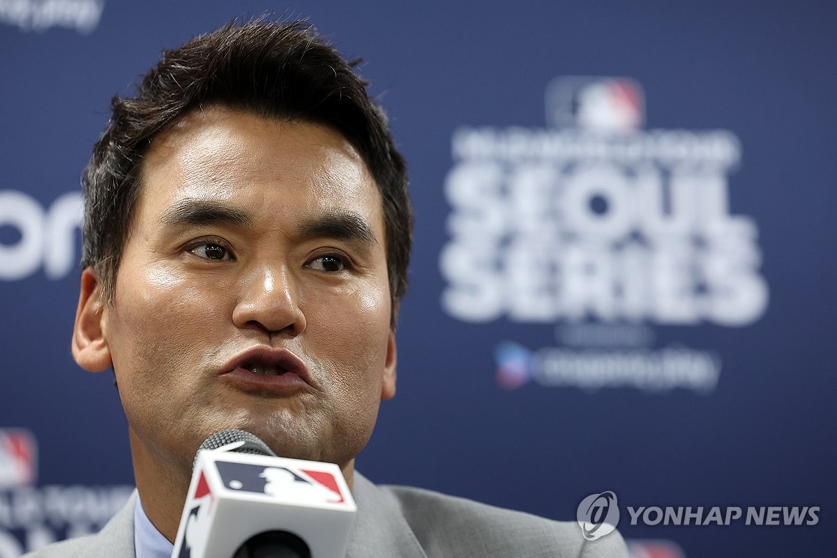 박찬호, 30년 전 MLB 데뷔전서 쓴 글러브 끼고 '개막전 시구'