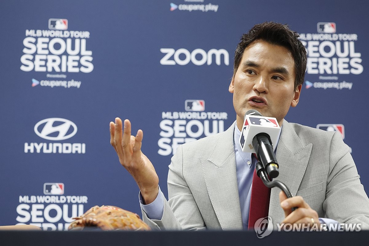 박찬호, 30년 전 MLB 데뷔전서 쓴 글러브 끼고 '개막전 시구'