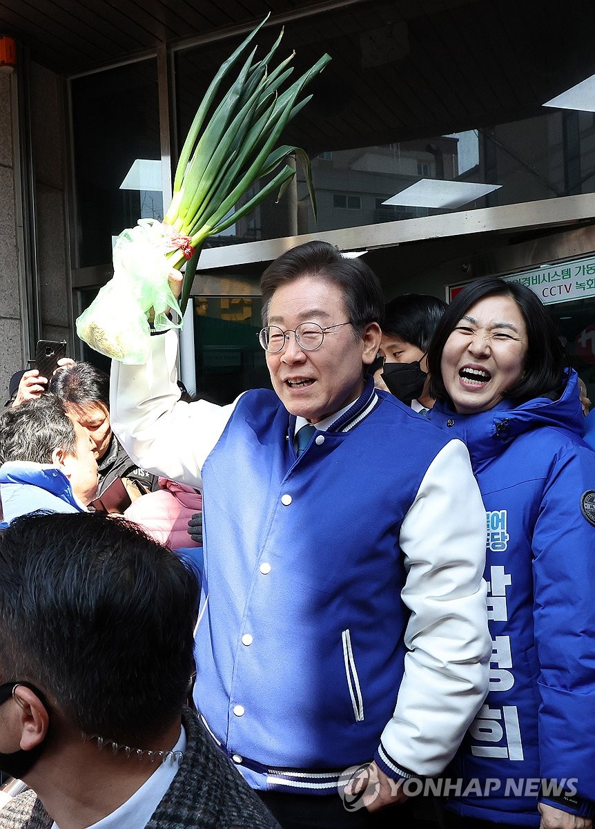 이재명, 인천서 대파 들고 "서민에 돈 써야…무식한 양반들아"