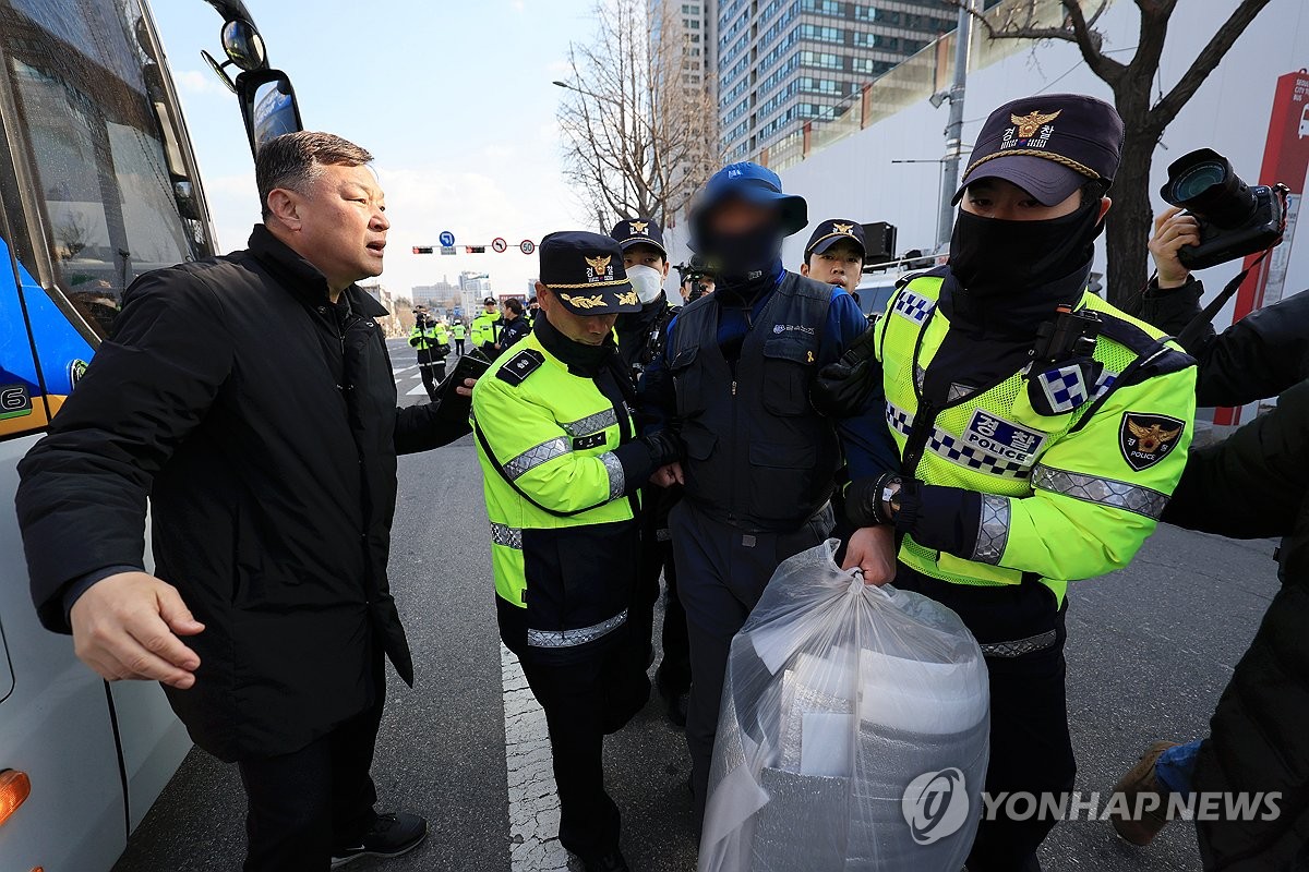 '집회 행진 중 이탈' 금속노조 조합원 14명 체포
