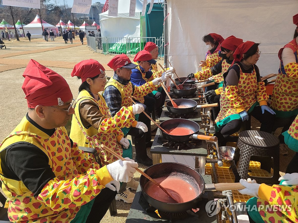 딸기먹고 헬기·과학체험까지…논산딸기축제 첫날 4만2천명 방문