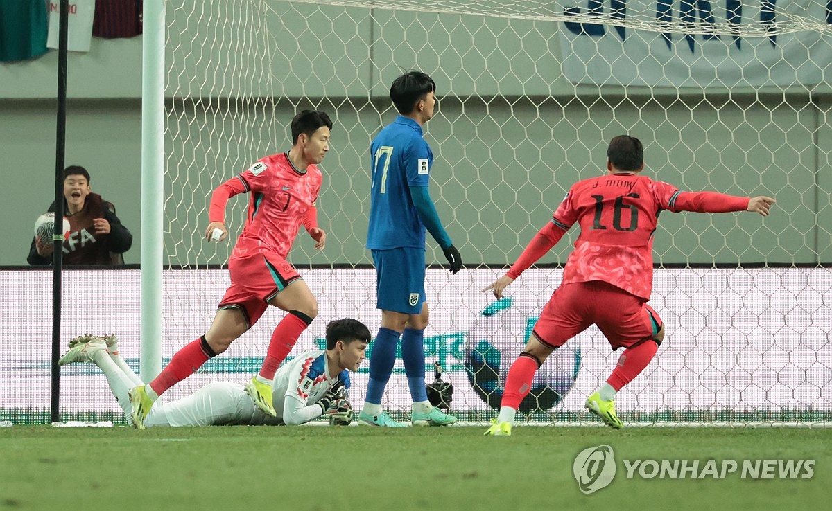다시 뛰는 한국 축구, 태국에 전반 1-0 리드…손흥민 선제골