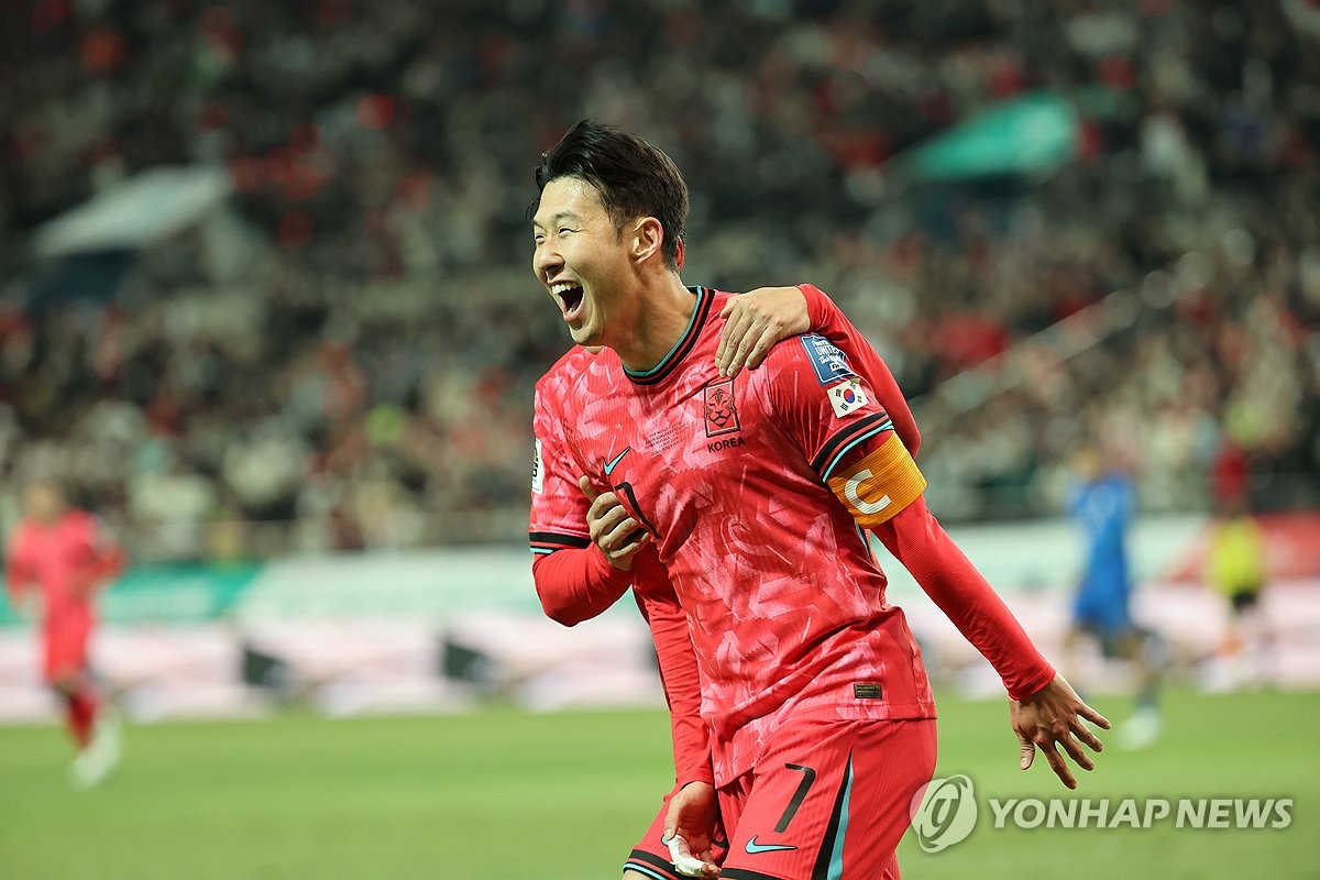 다시 뛰는 한국 축구, 태국에 전반 1-0 리드…손흥민 선제골