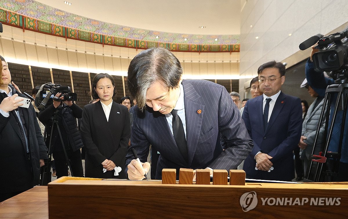 제주 찾은 조국 "4·3 진실 알리고 왜곡 멈추게 할 것"