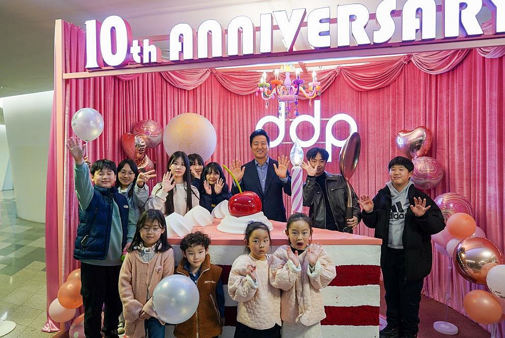 "10살 축하해" DDP 10주년 행사 22만명 방문…완판·매진행렬