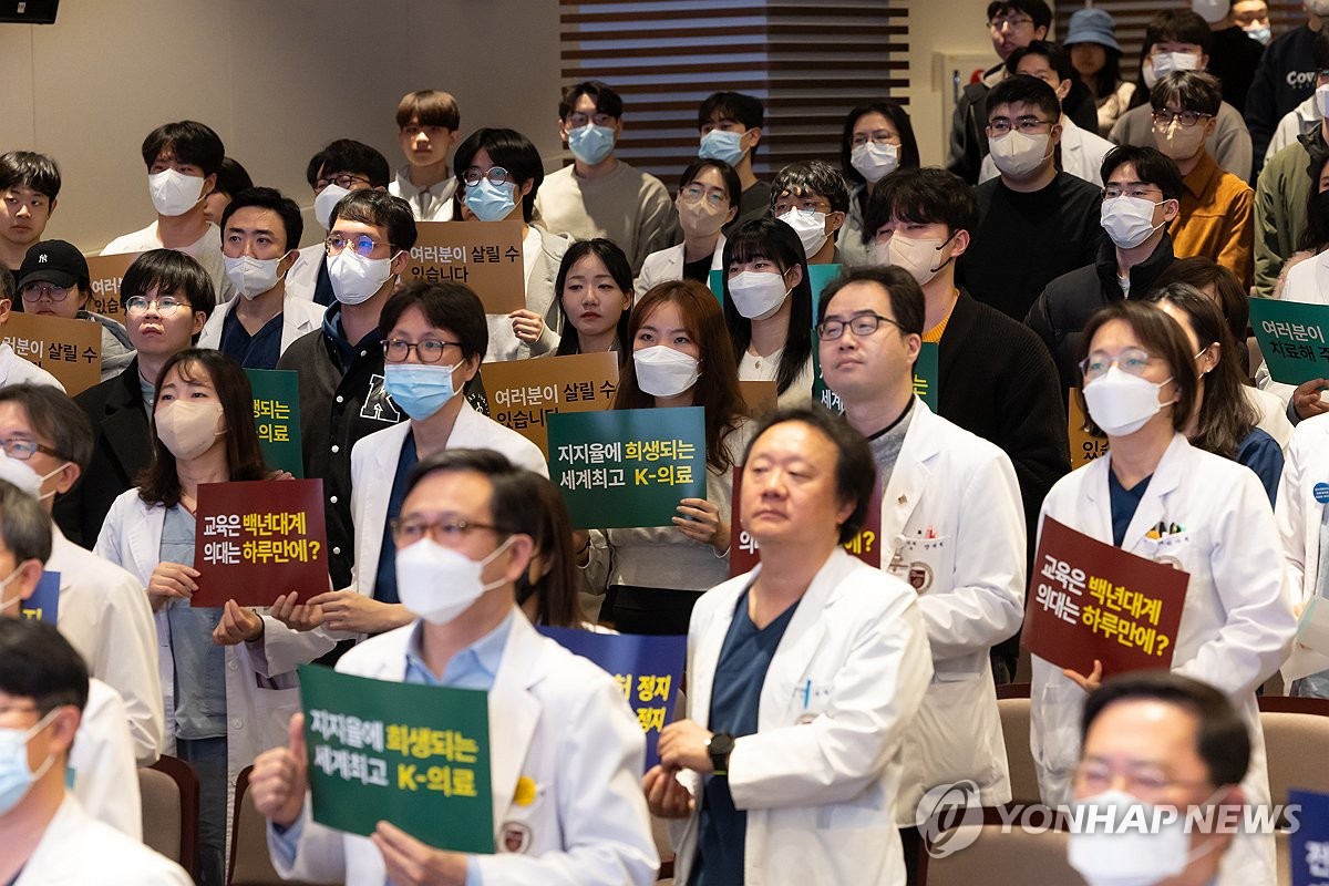 의대 교수들 사직서 강행에 초조한 환자들…"수술 적기 놓칠라"(종합)