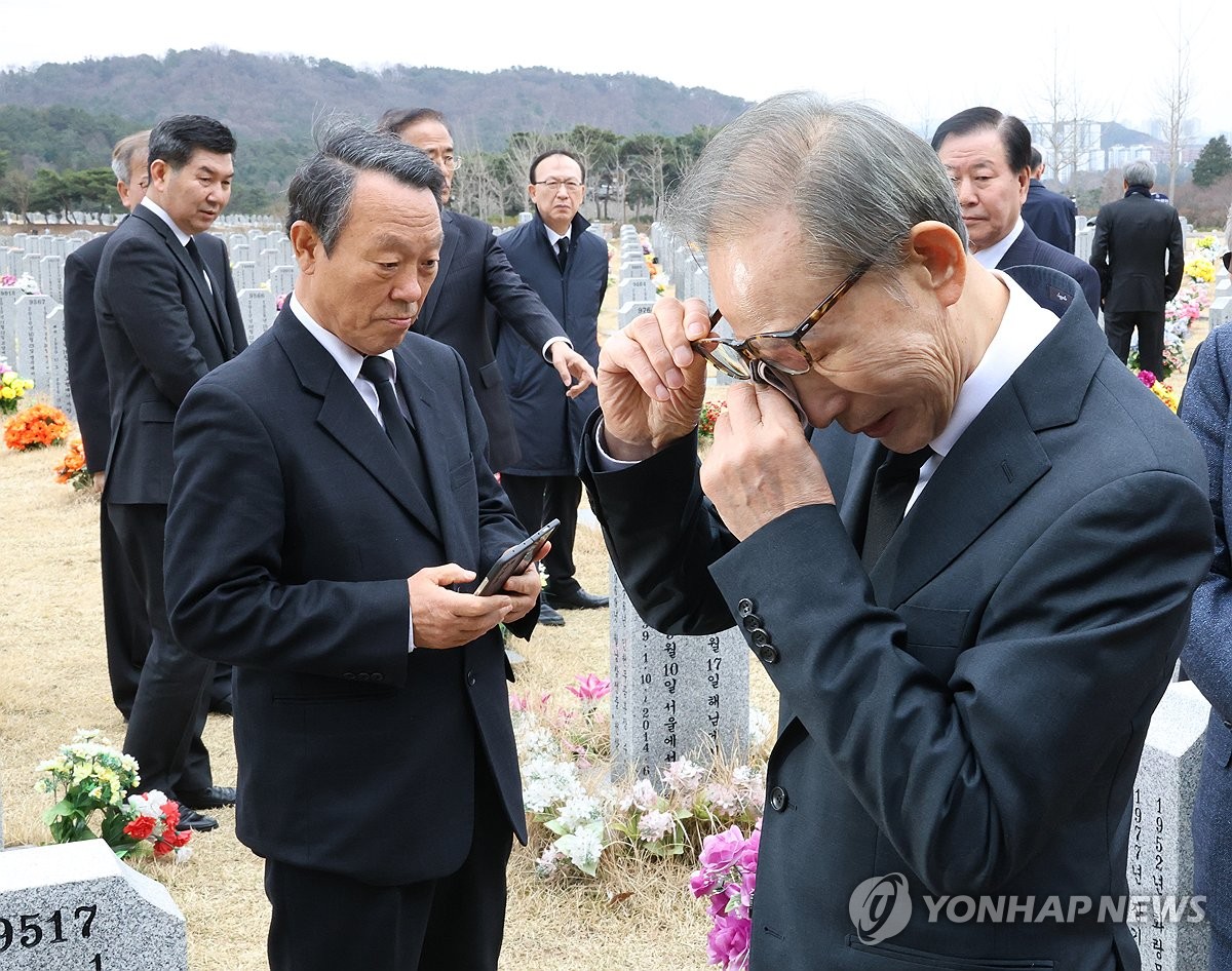 MB 천안함묘역 참배 "이념대립·분열 극심, 국민화합 이끌어야"