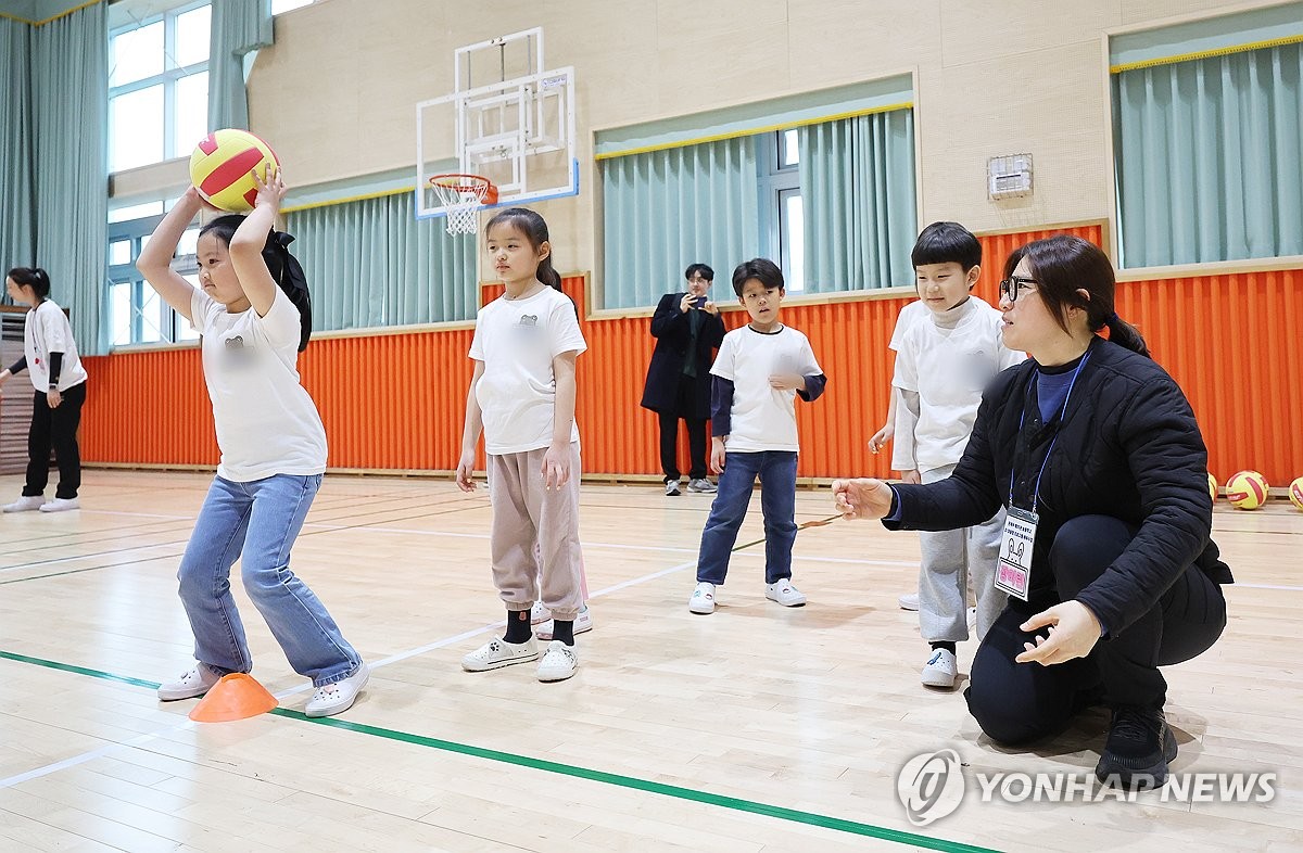 장미란 문체부 차관, 늘봄학교 체육 일일강사로 현장 점검