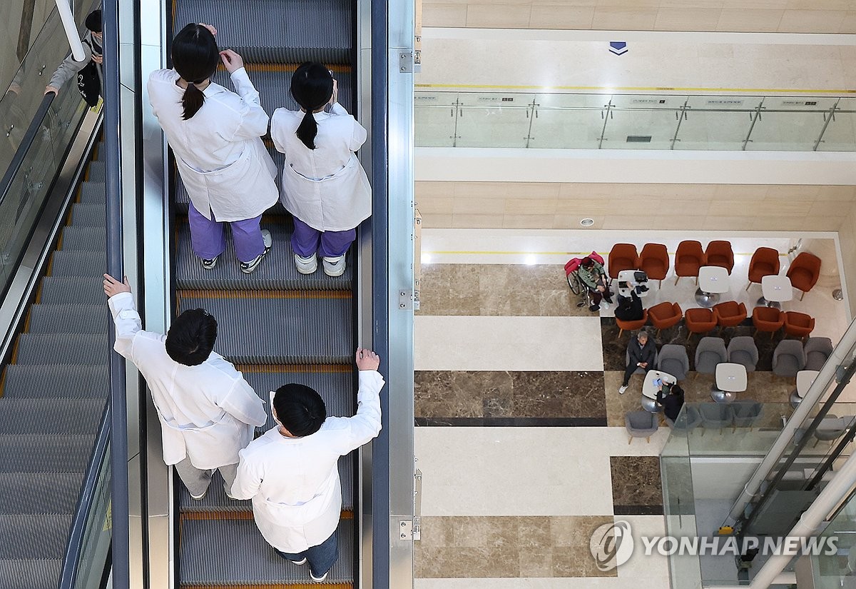 의료대란 '답보'…의대 교수 사직 확산에 "아파도 병원 못 가"