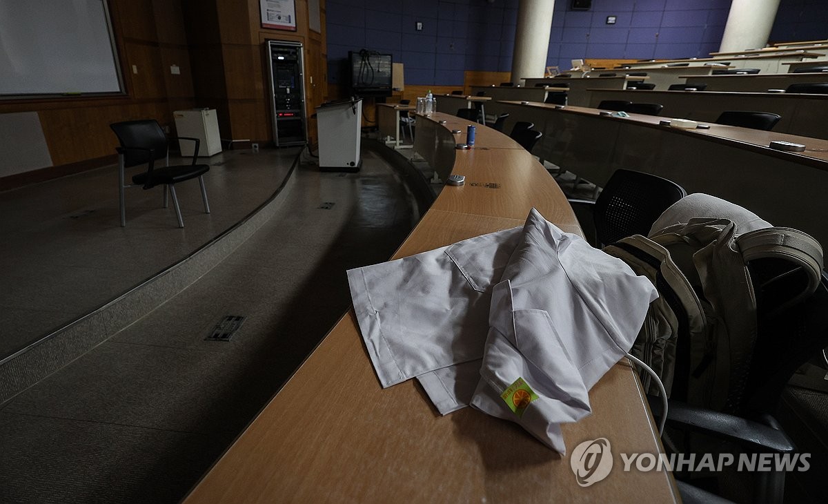 의대 교수 '무더기 사직'에 불안 가중…52시간 근무도 강행 예고(종합)