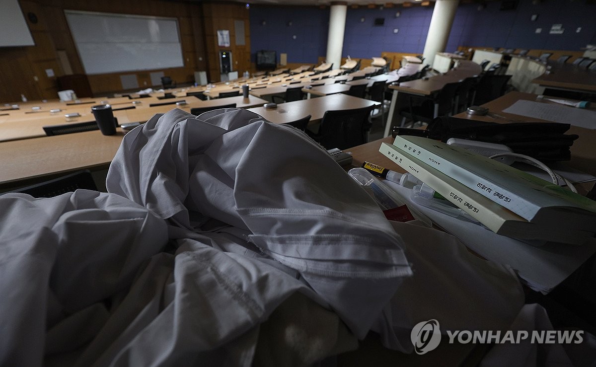 의대교수 사직행렬에 진료 축소 이어져…"환자는 죽으란 거냐"(종합)