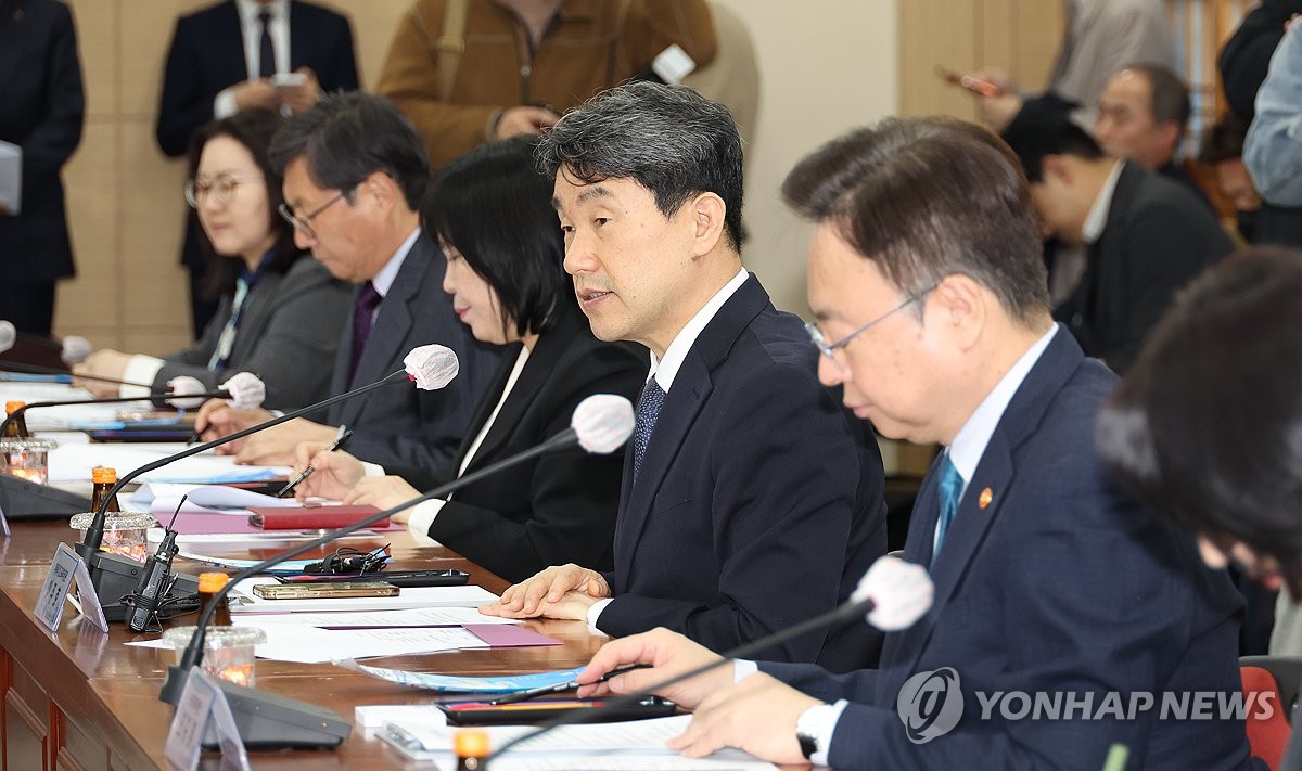 이주호 "의대 교수 사직서 제출, 매우 유감…집단사직 멈춰달라"(종합)