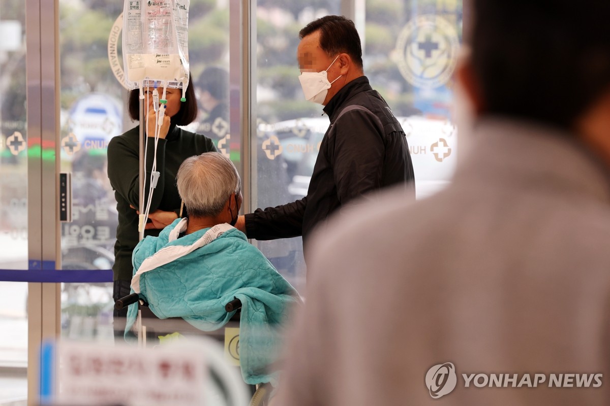 의대교수 사직행렬에 진료축소…'부산→울산' 90대 환자 사망(종합2보)