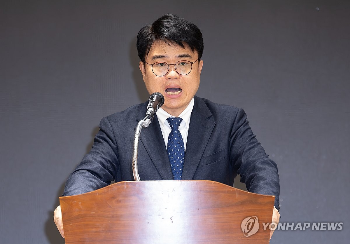 '새회장' 의협 투쟁의지 강화…정부, 공보의 등 200명 추가 투입