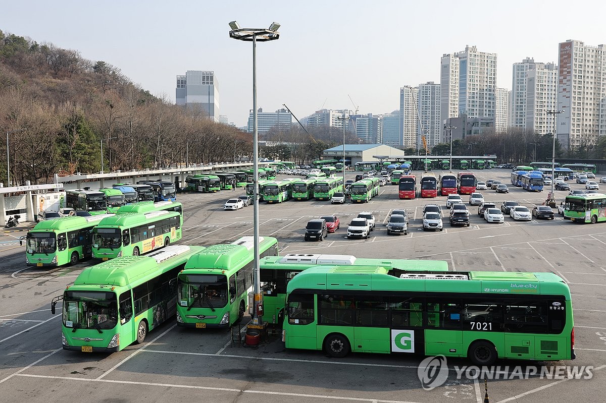 서울 시내버스 12년만에 멈췄다…파업 돌입 속 물밑접촉(종합2보)