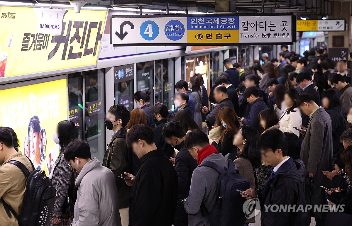 "파업하는 줄도 몰랐어요" 버스정류장 텅 비고 지하철 붐벼