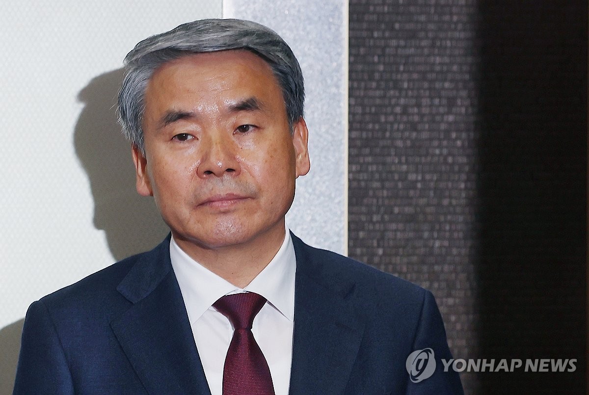 '방산 공관장 합동회의' 개최…이종섭 굳은 표정으로 회의장