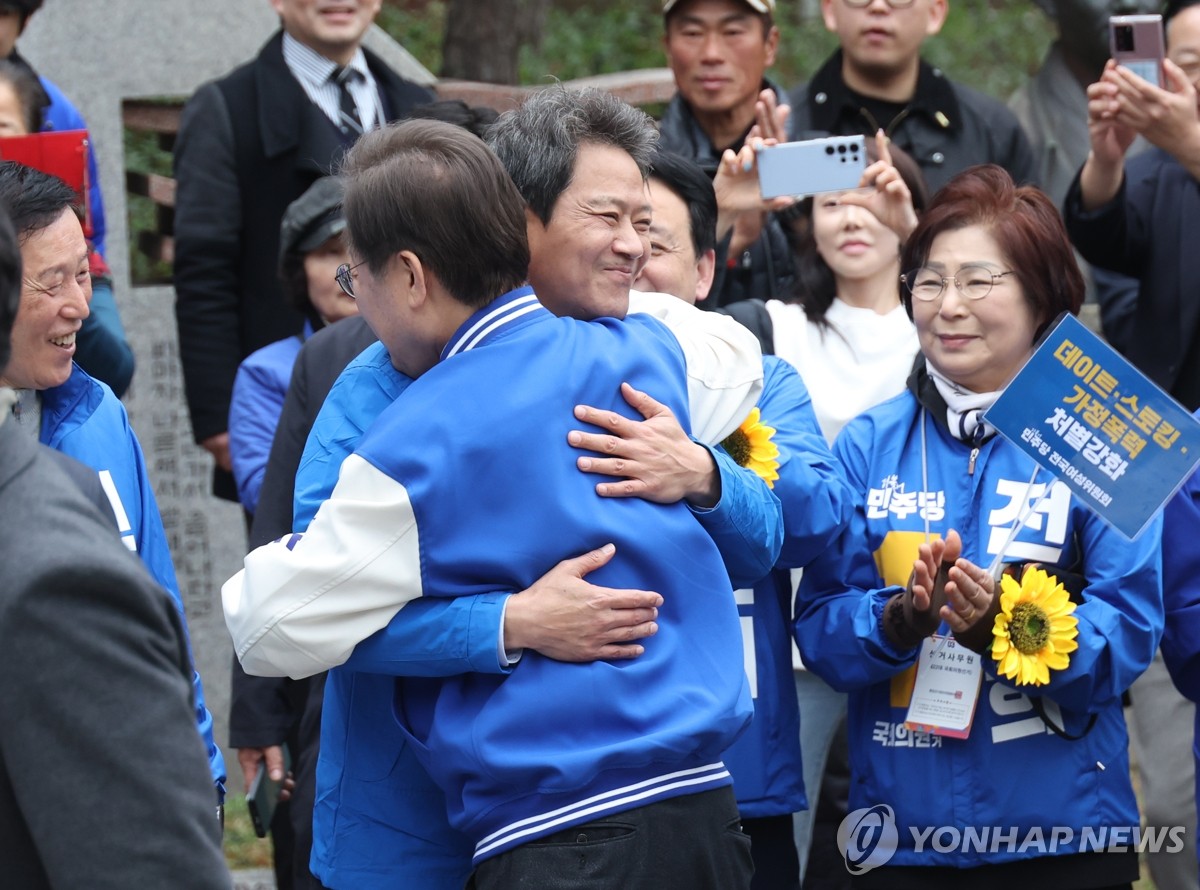 민주, 용산서 출정식 "심판열차 출발"…李-任 포옹 "힘 합칠 것"(종합)